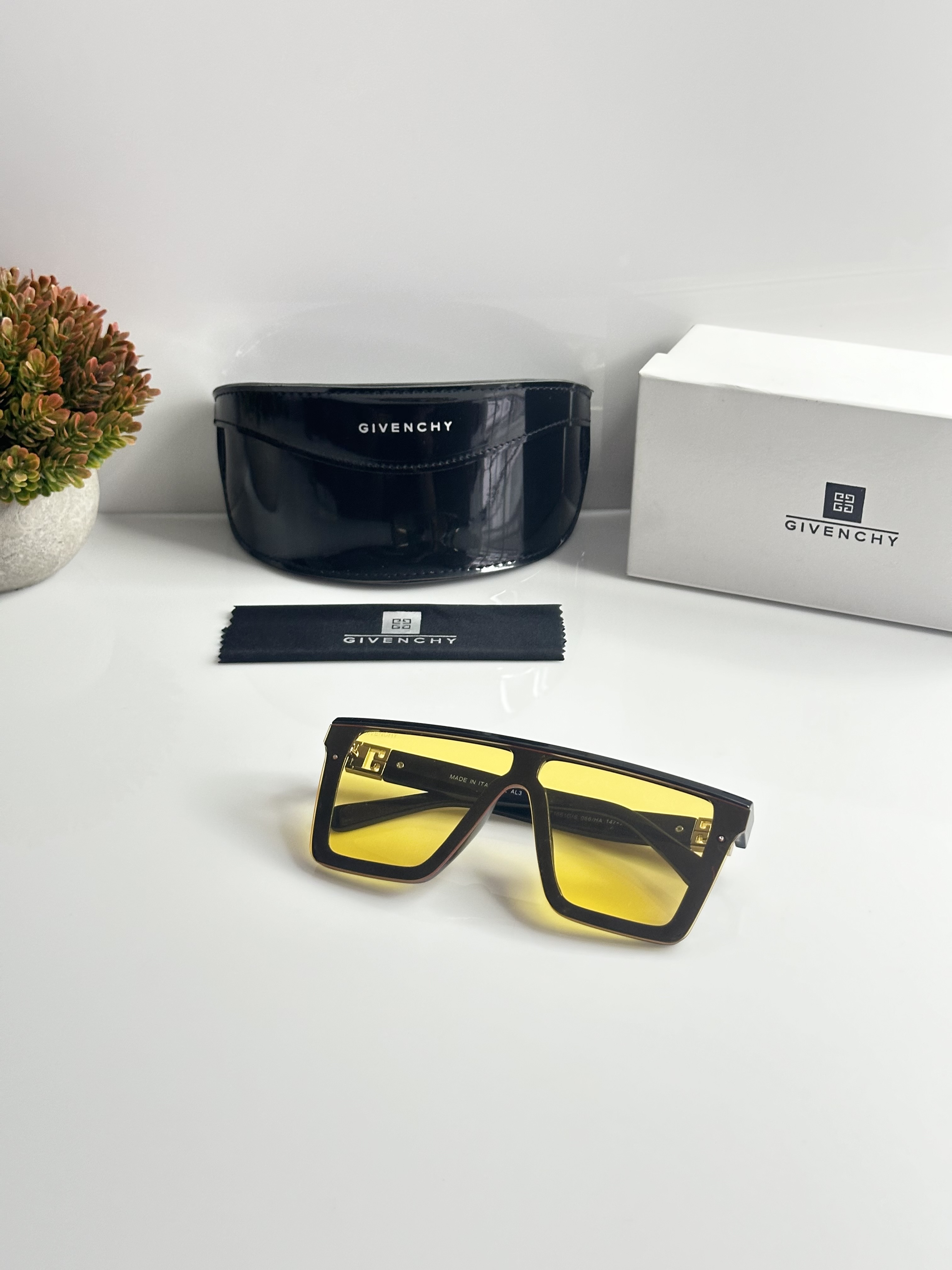 Givenchy 1661 Black Yellow - Image 4