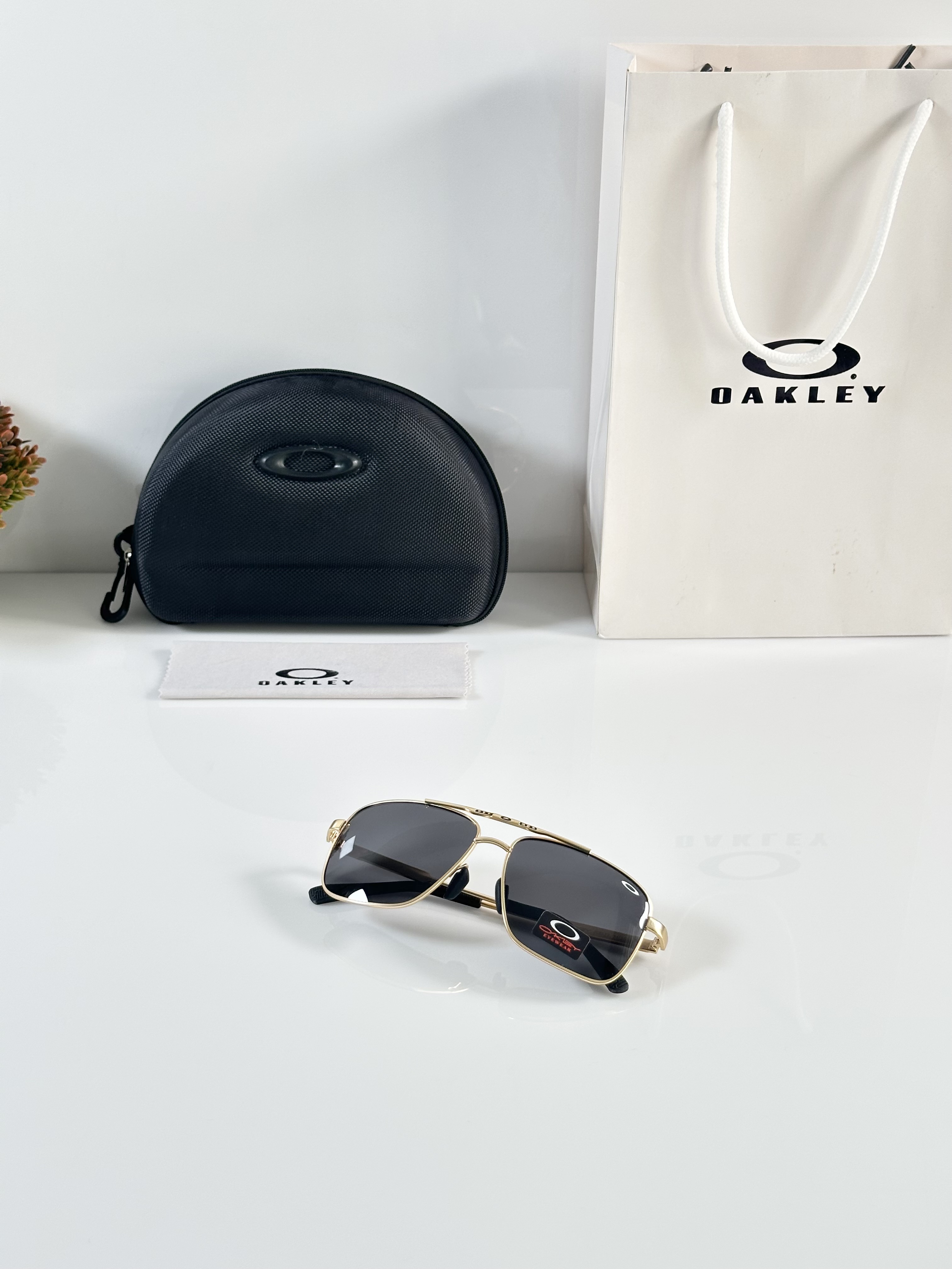 Oakley_8922_Gold_Black - Image 4