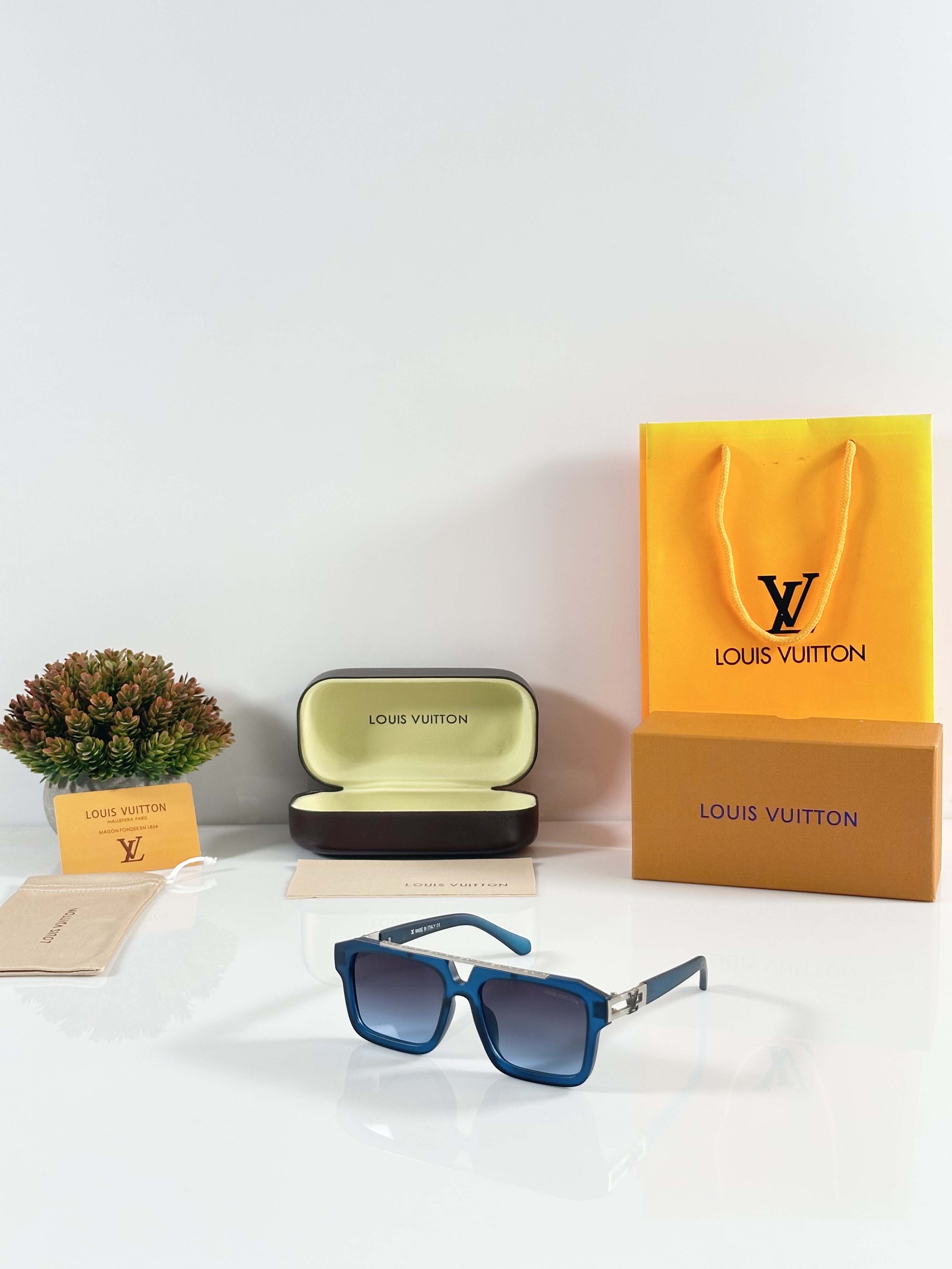 LV 121 Blue
