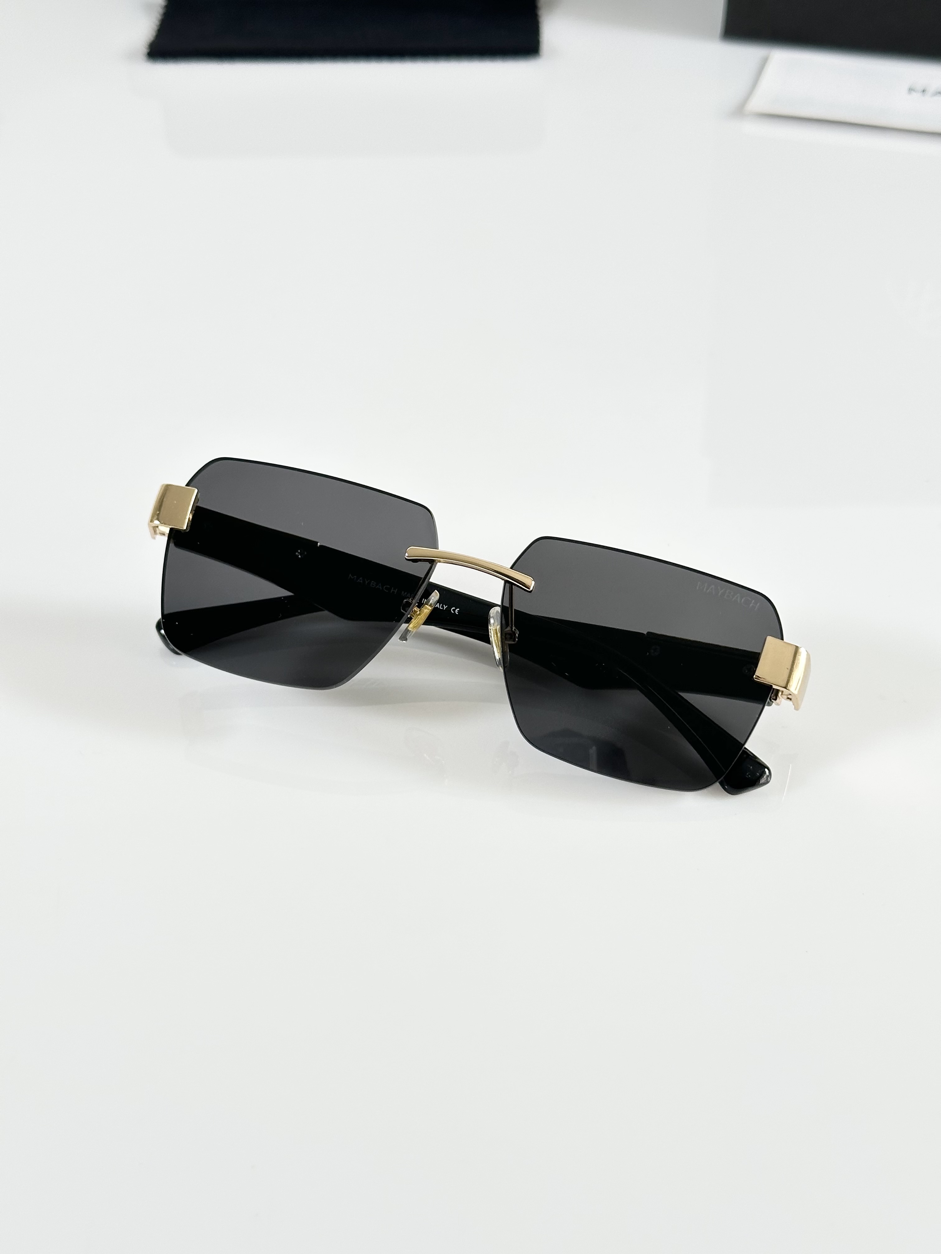 Maybach 2560 Gold Black - Image 3