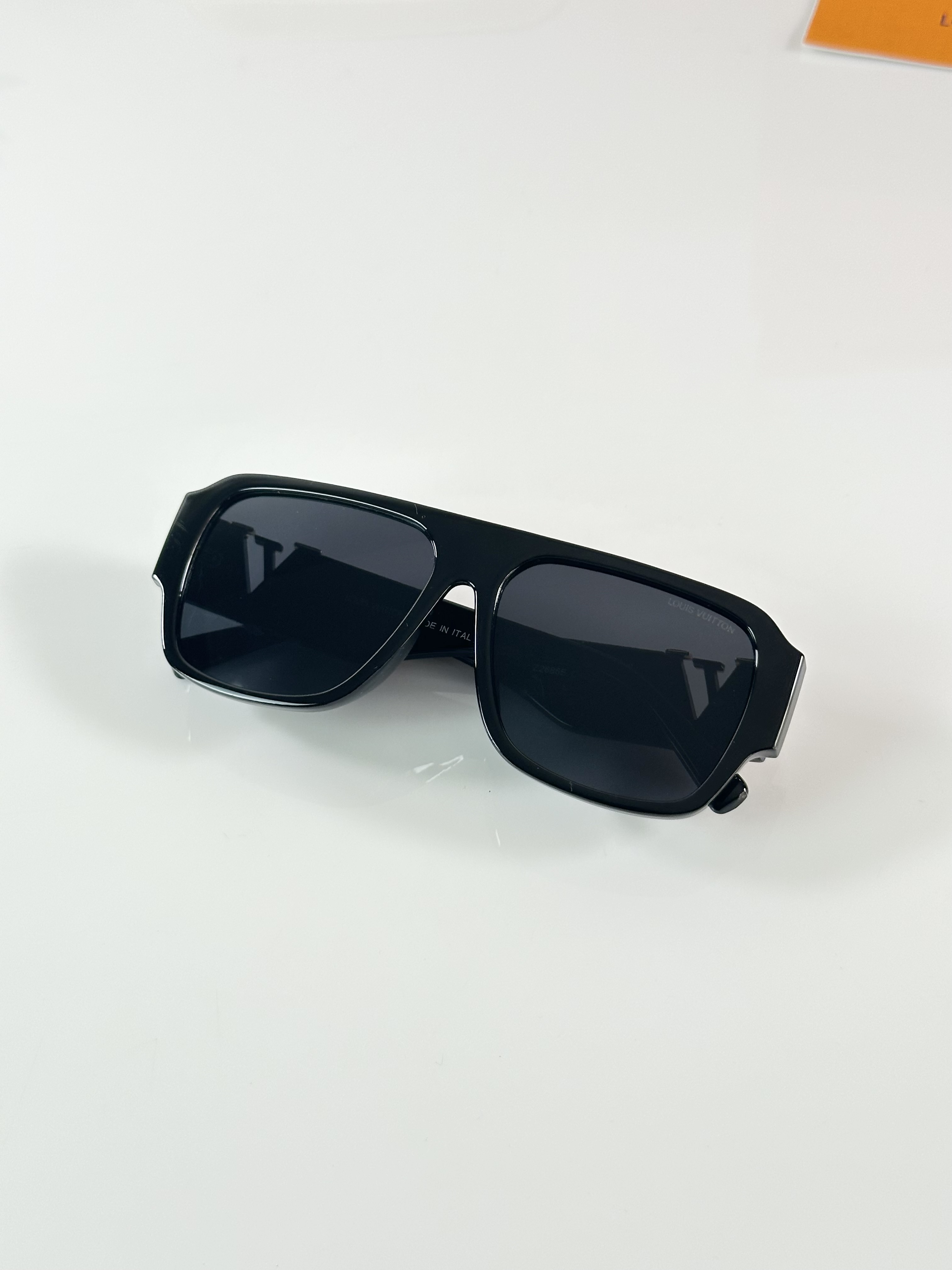 LV 2686 Gold Black - Image 3
