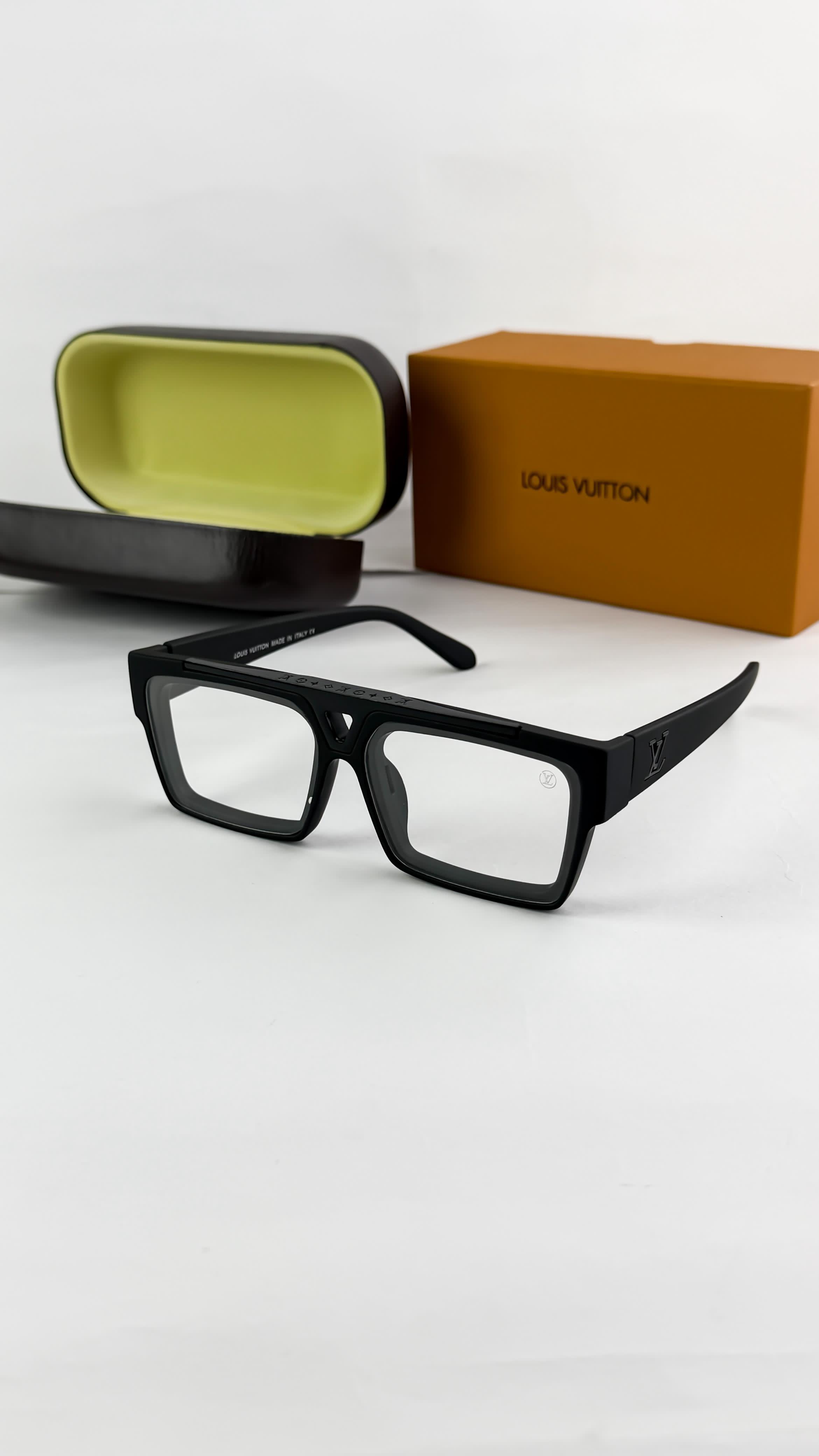 Louis_vuitton_black_plano_1984-104-mix