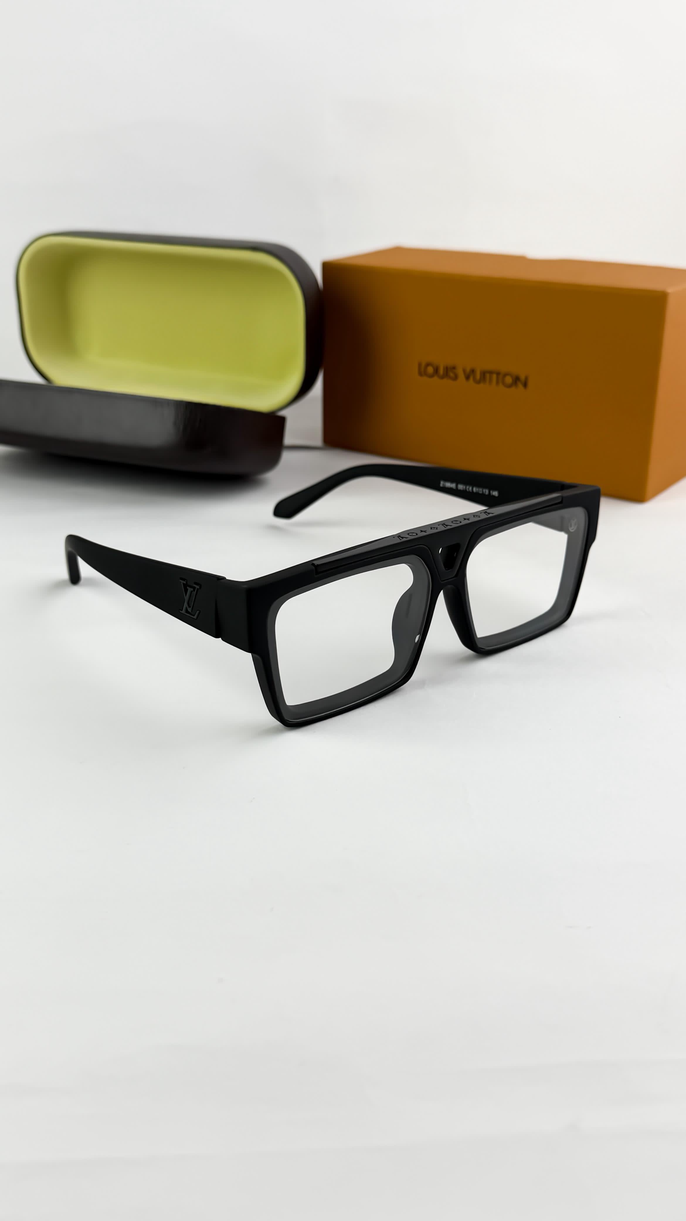 Louis_vuitton_black_plano_1984-104-mix - Image 3