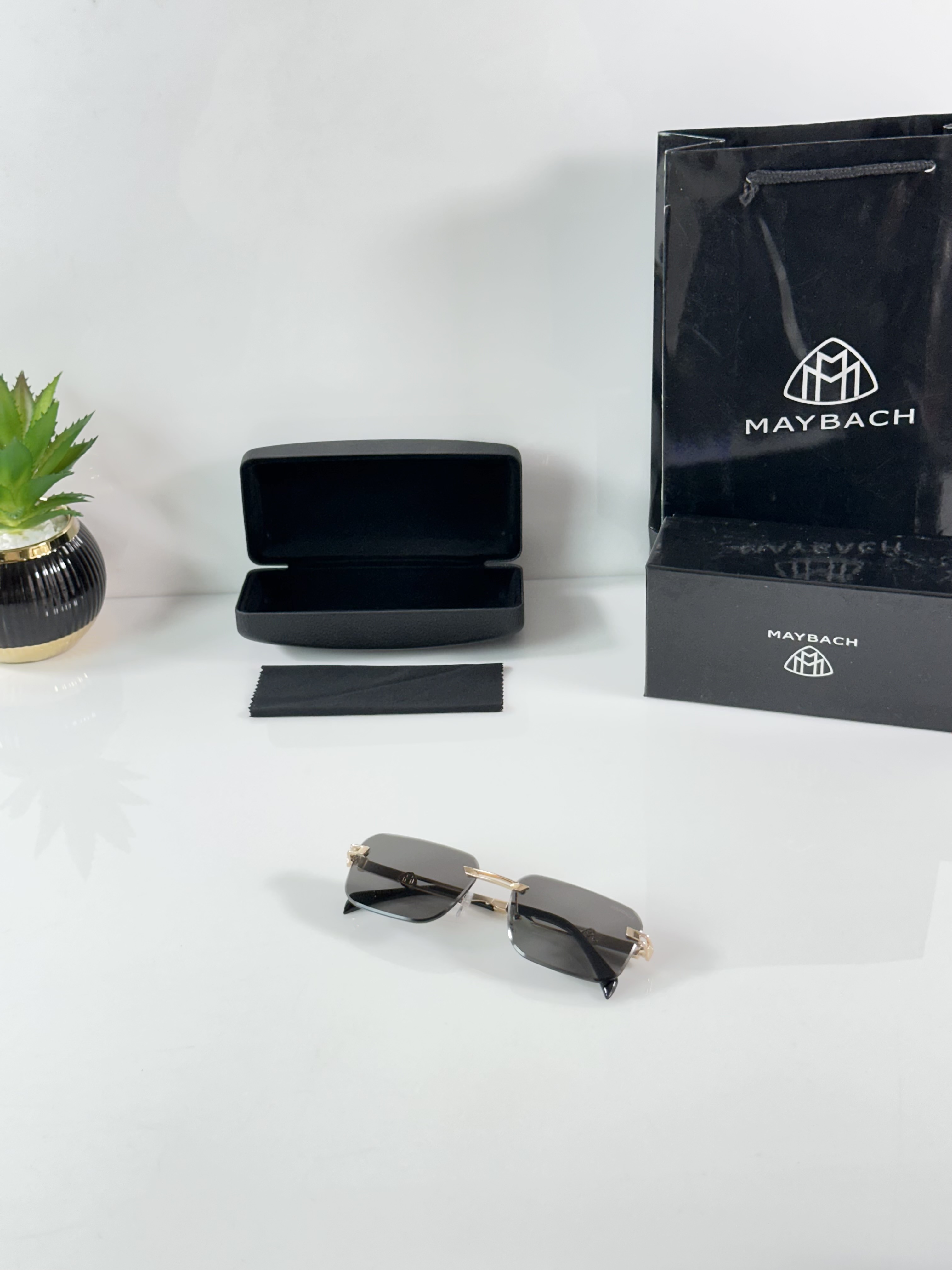 Maybach 1016 Gold Black - Image 4