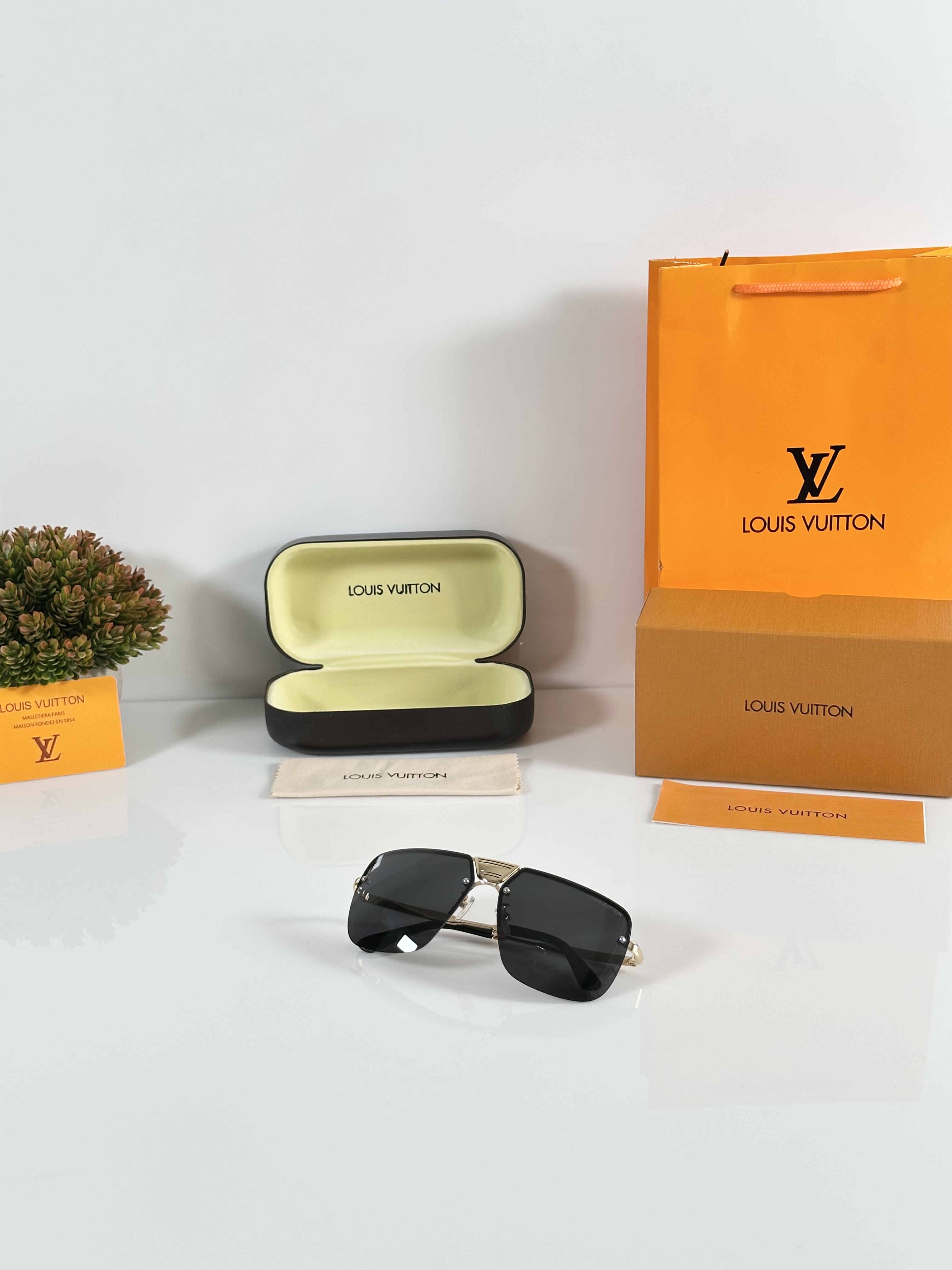 Louis_Vuitton_0215_Gold_Black - Image 4