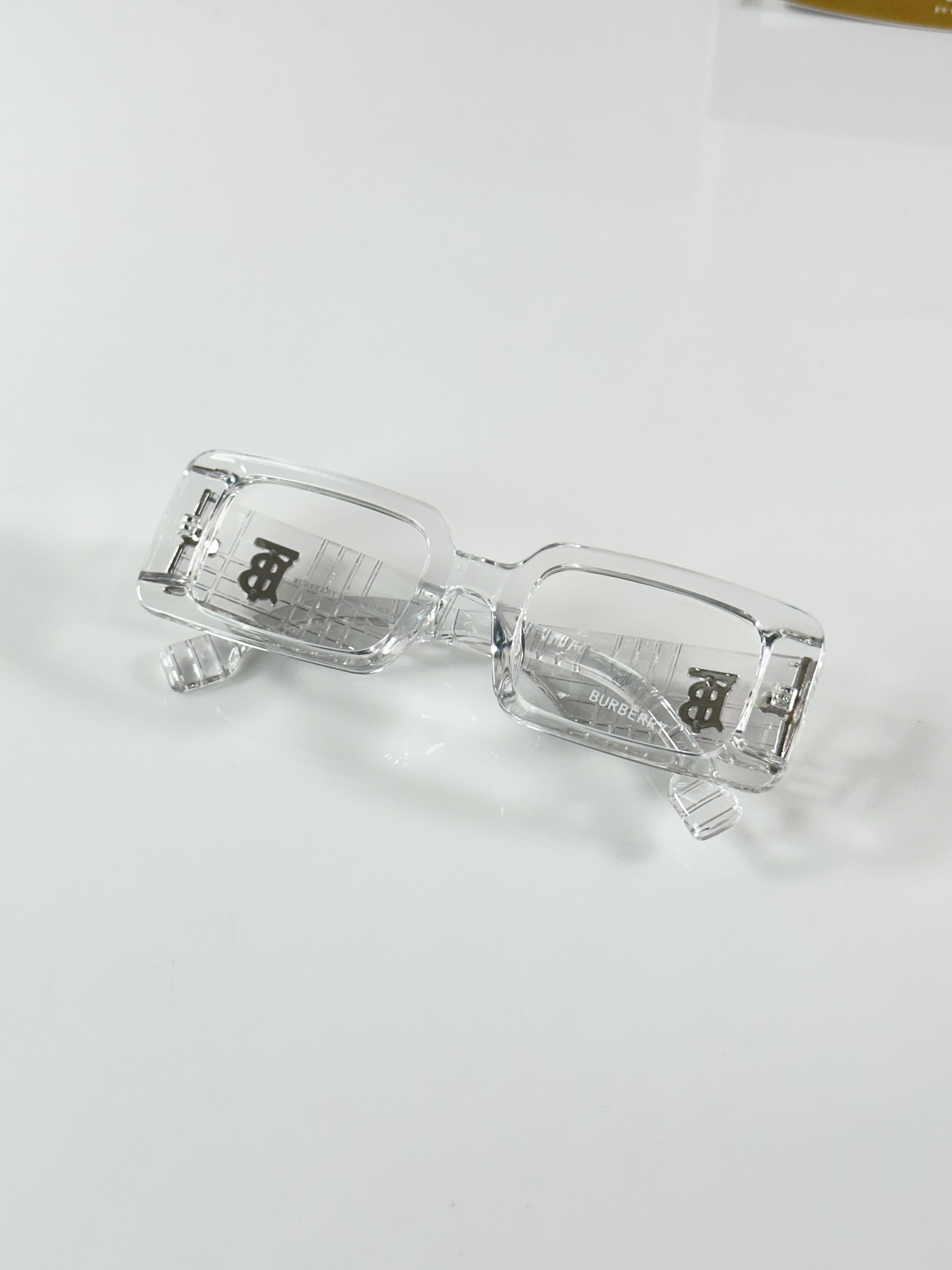 Burberry_WMNS_11089_Water_Day - Image 3