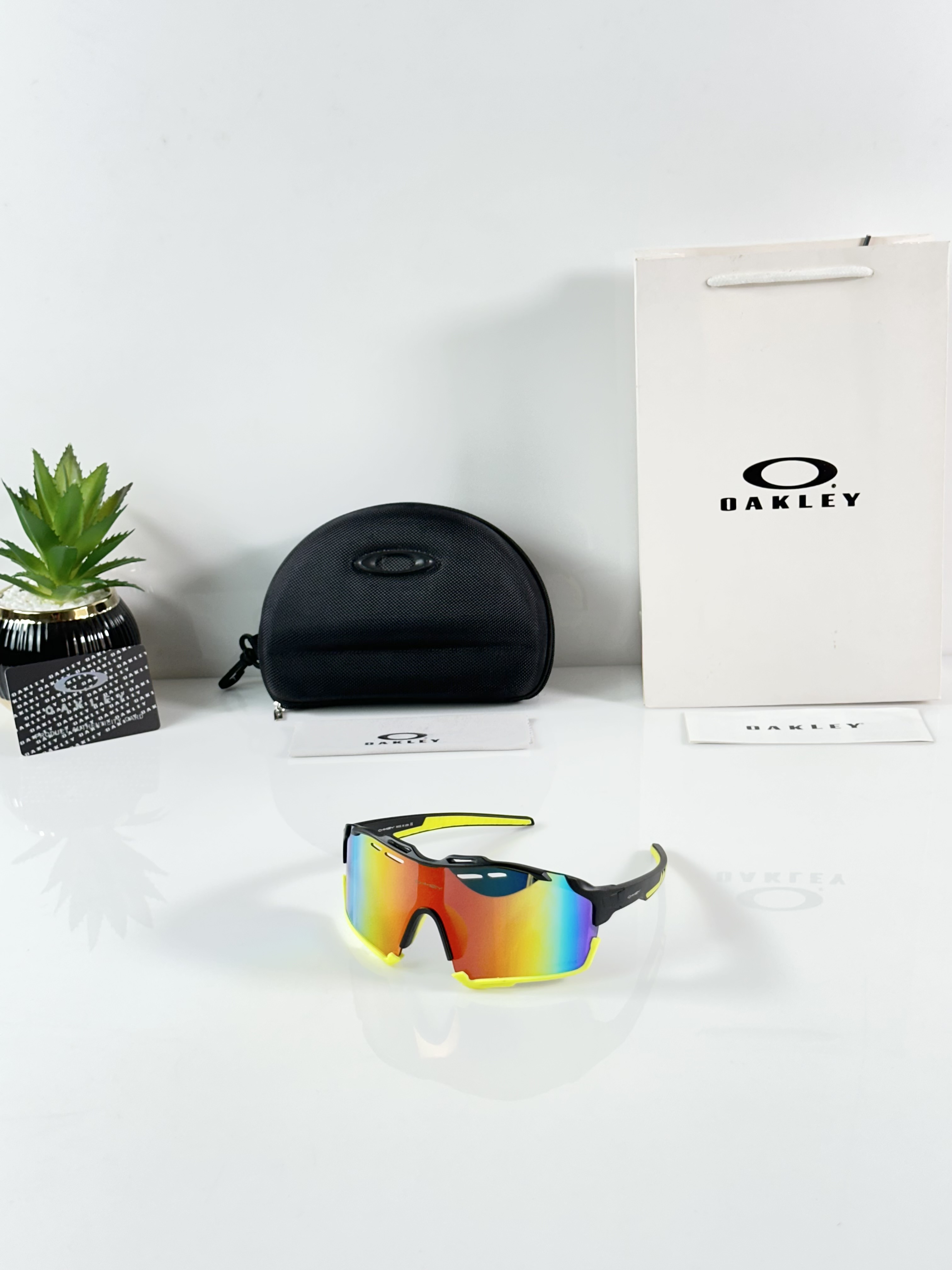 Oakley_8241_Black_Orange_Mercury