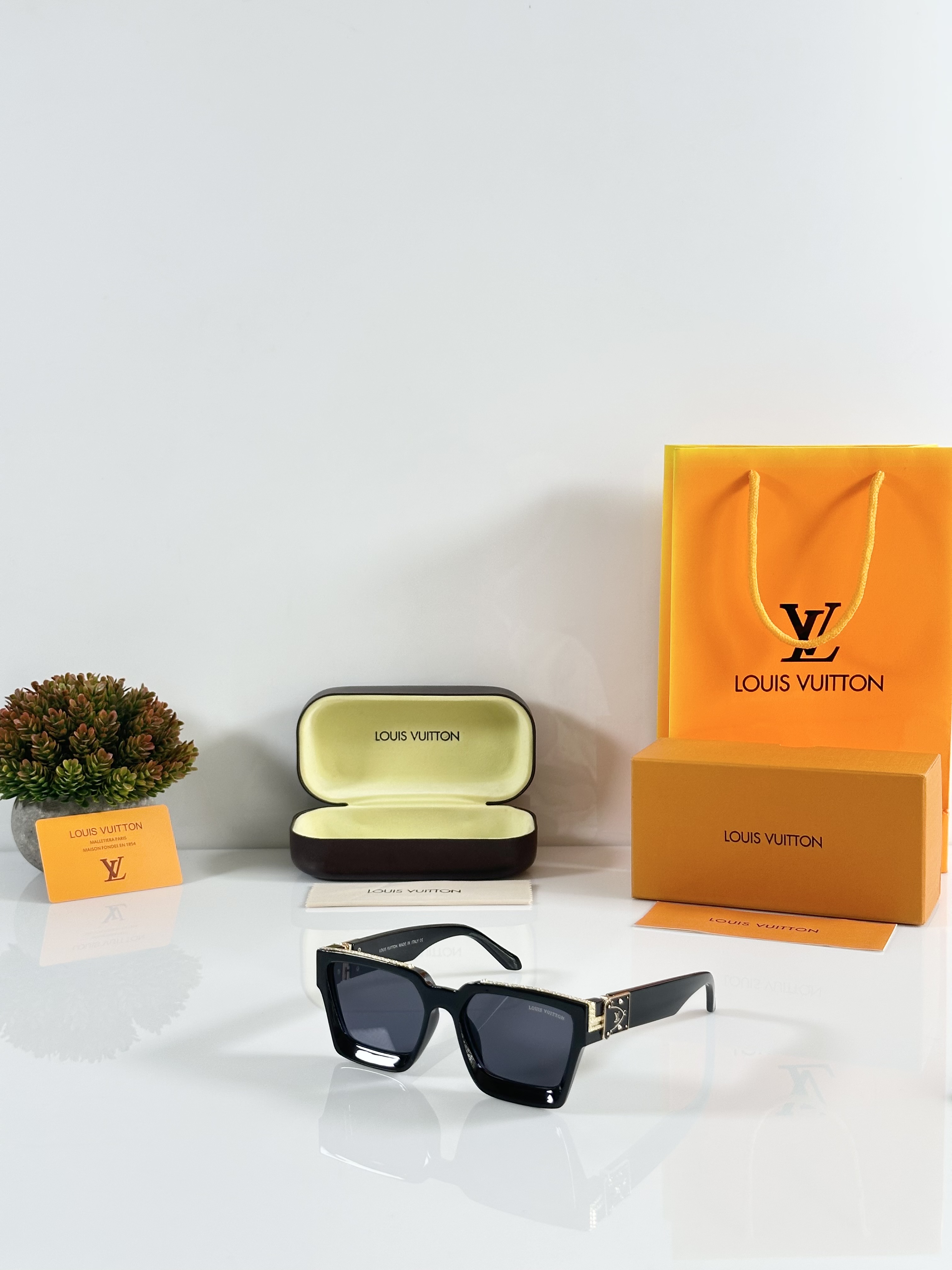 LV 96006 Gold Black