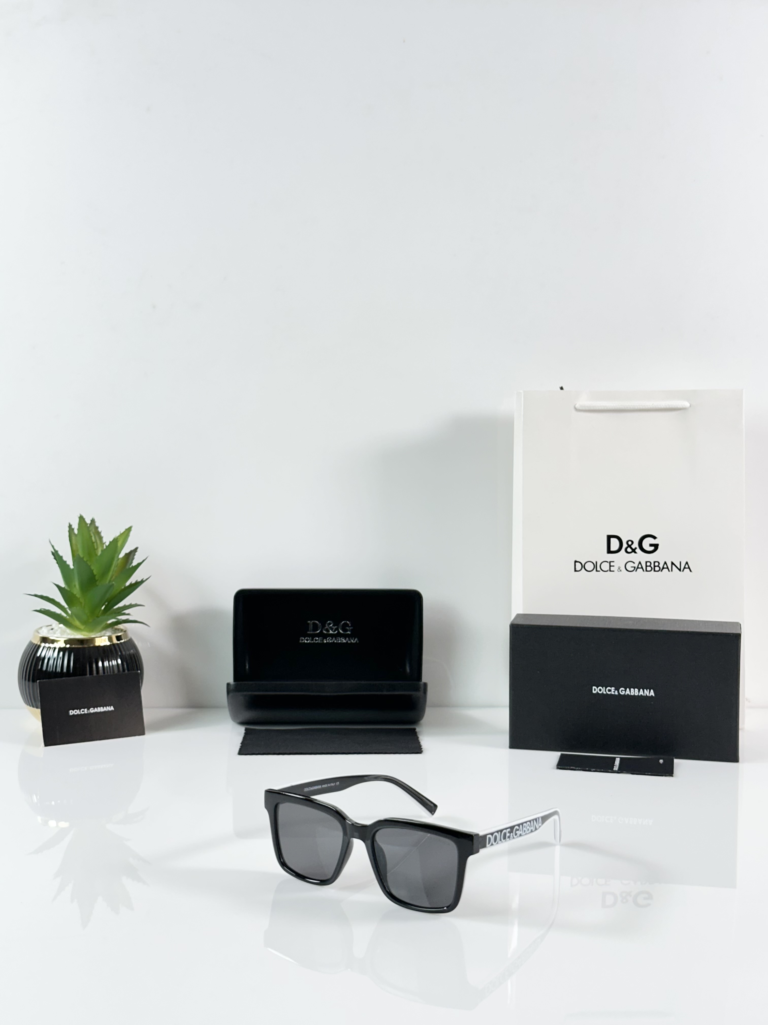 DG 5101 Black White