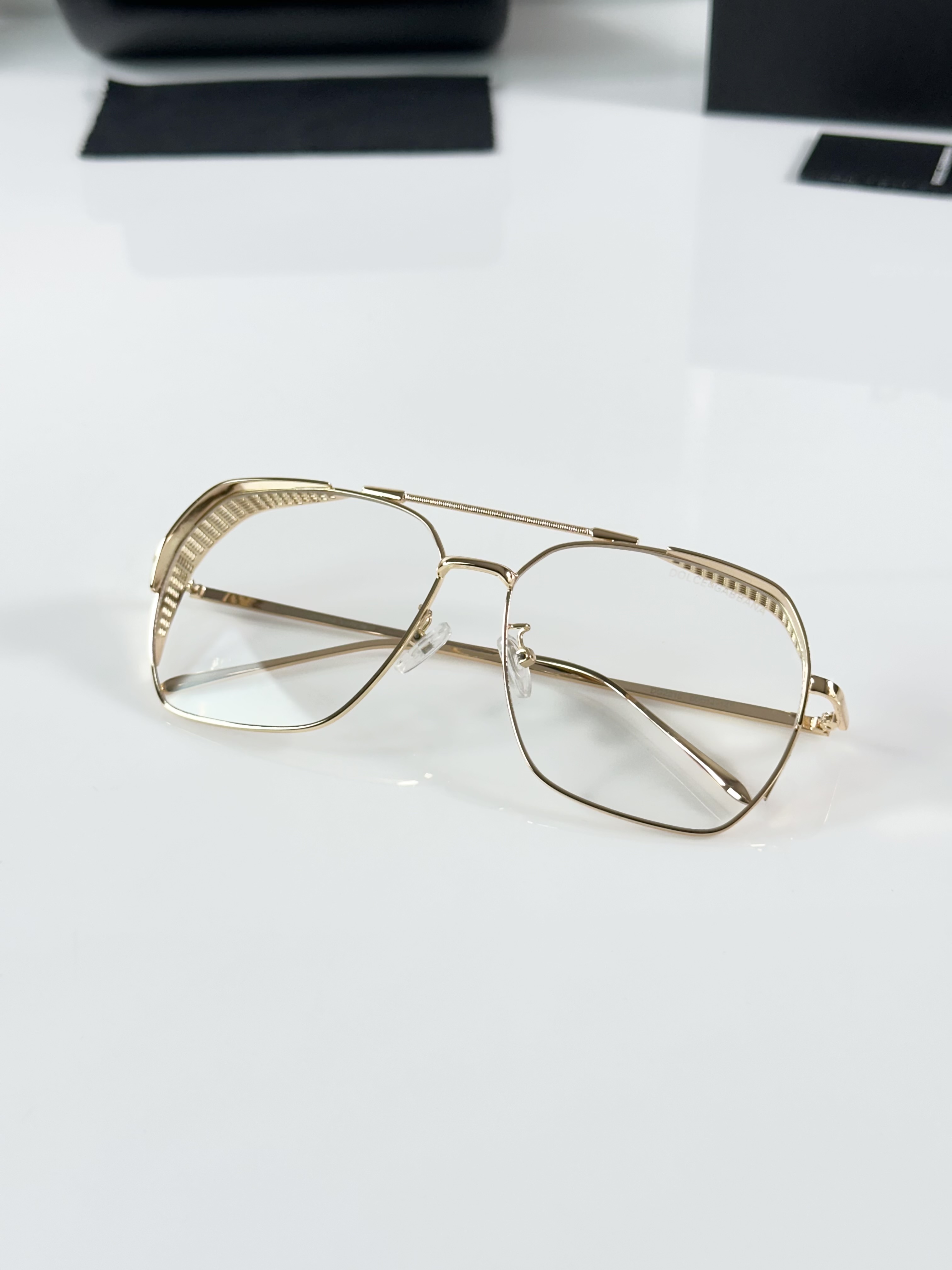 DG 2215 Gold Frame - Image 4