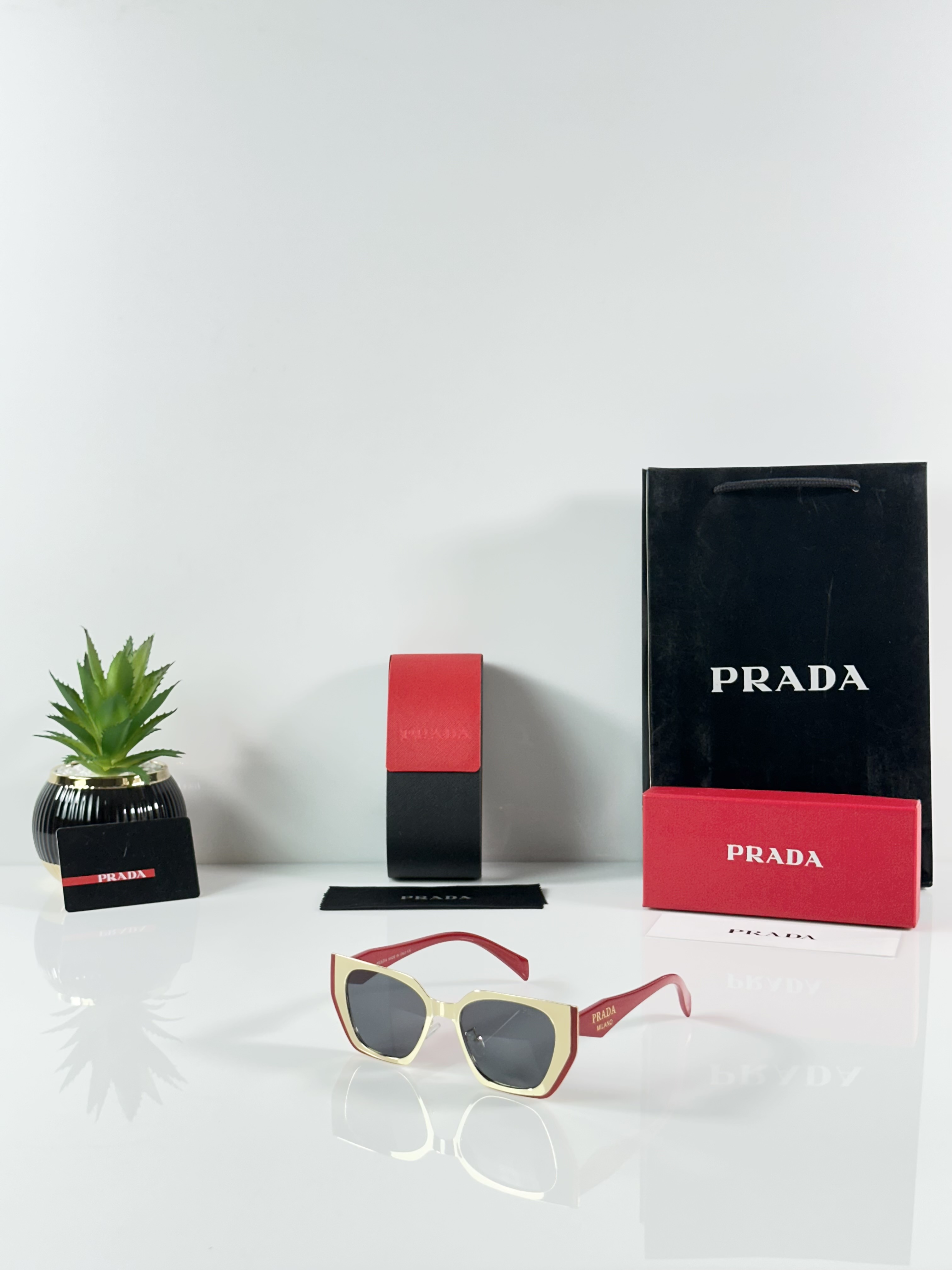 PR WMNS 018 Gold Black Red