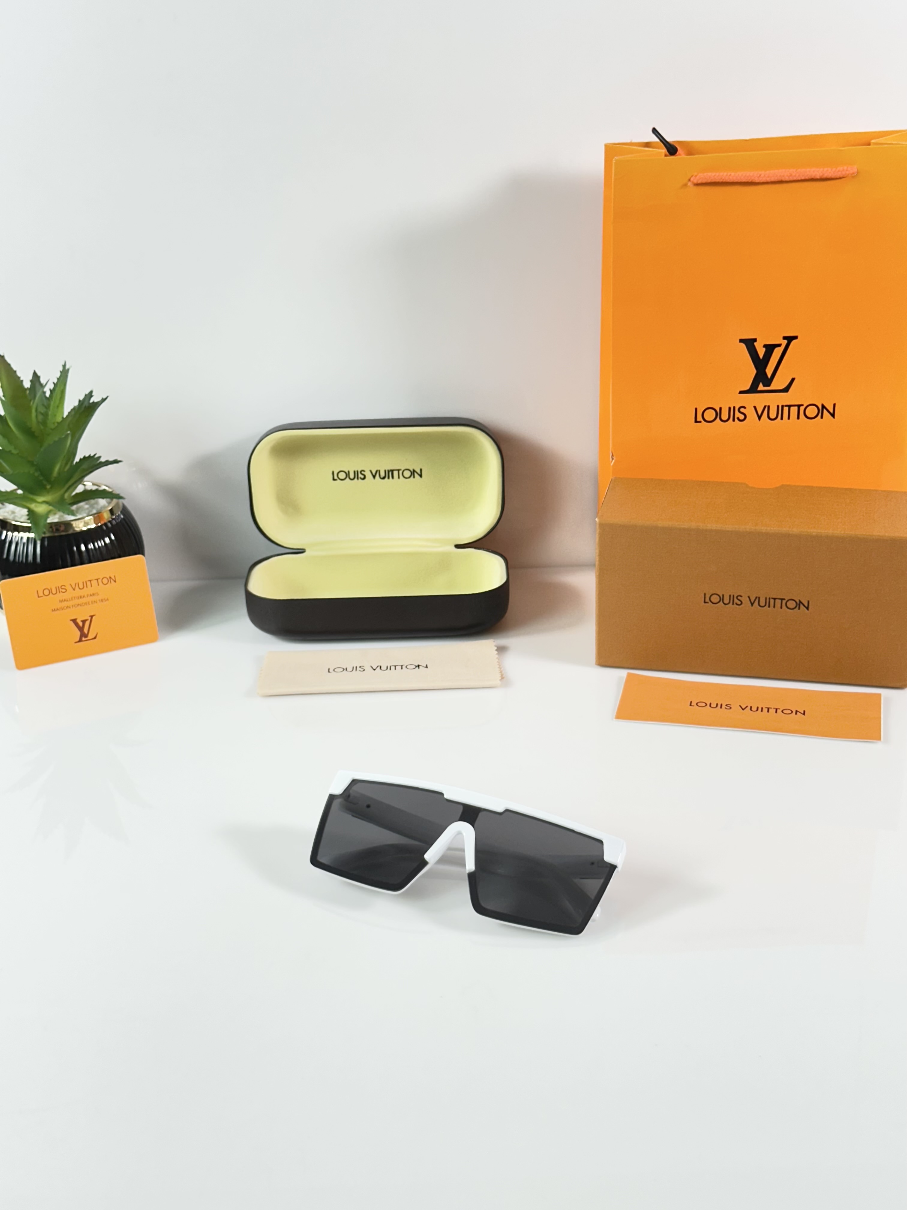Loui Vuitton 1012 White Black - Image 5