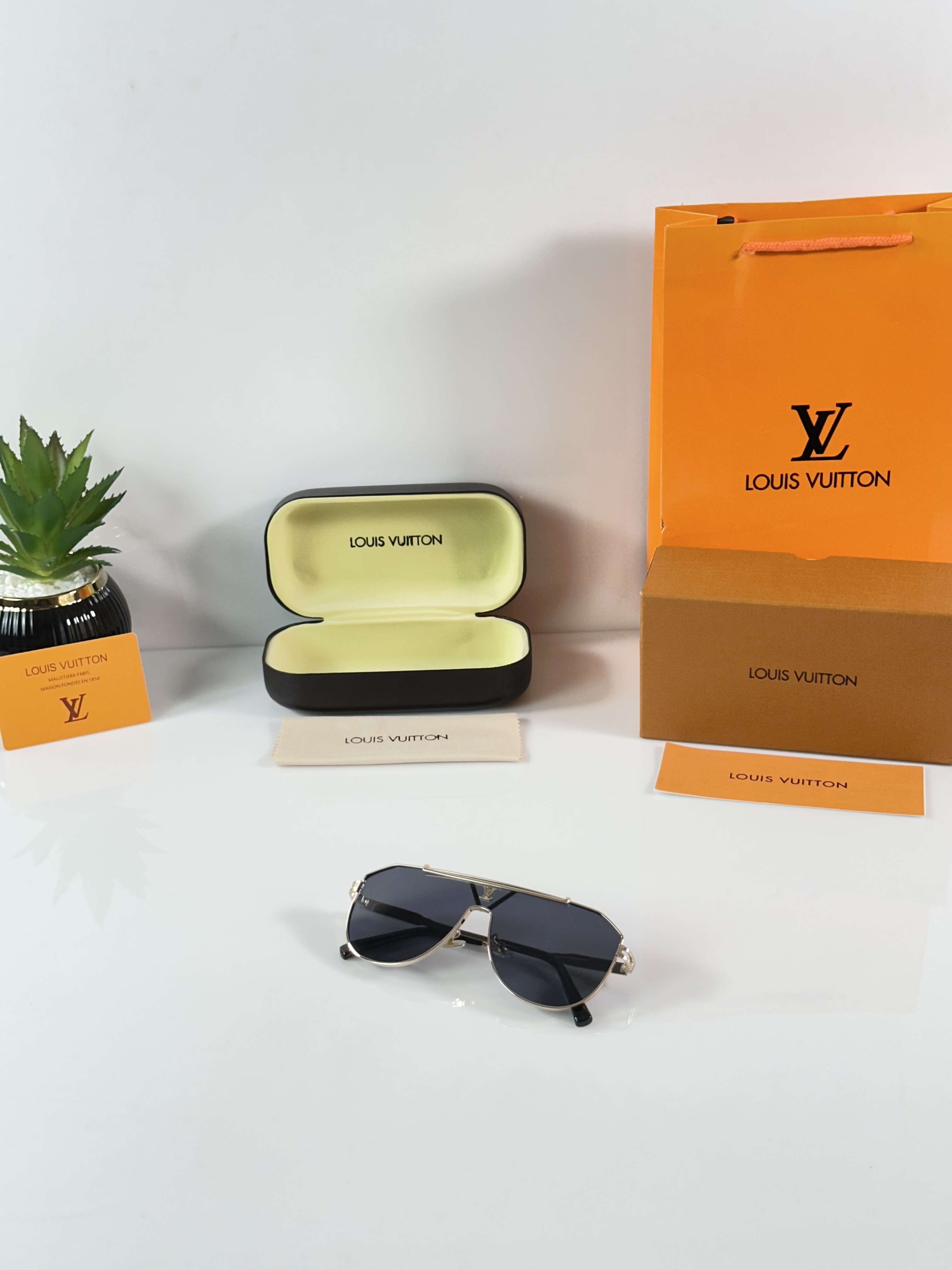 Loui Vuitton 2295 Gold Black - Image 5