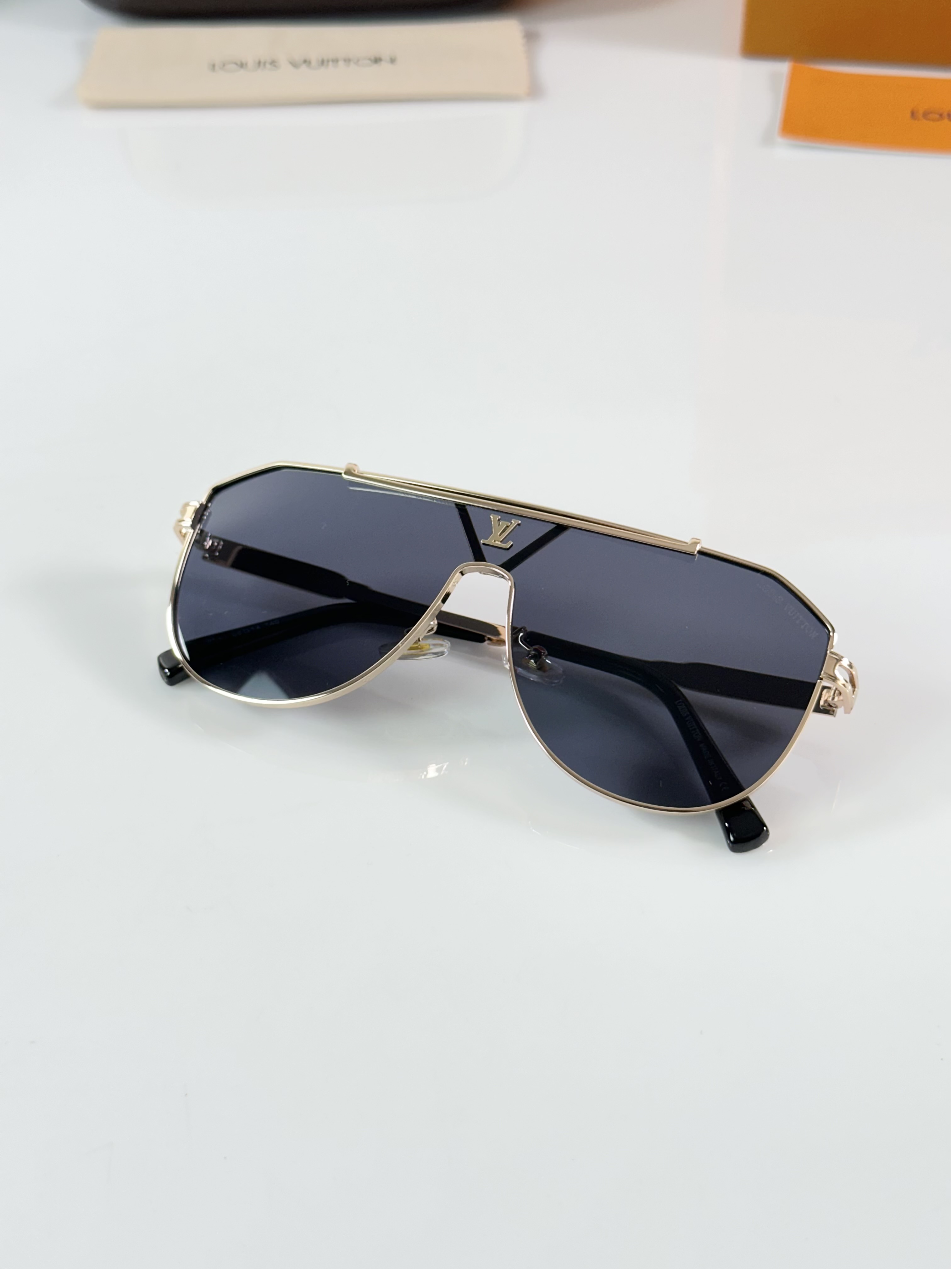 Loui Vuitton 2295 Gold Black - Image 4