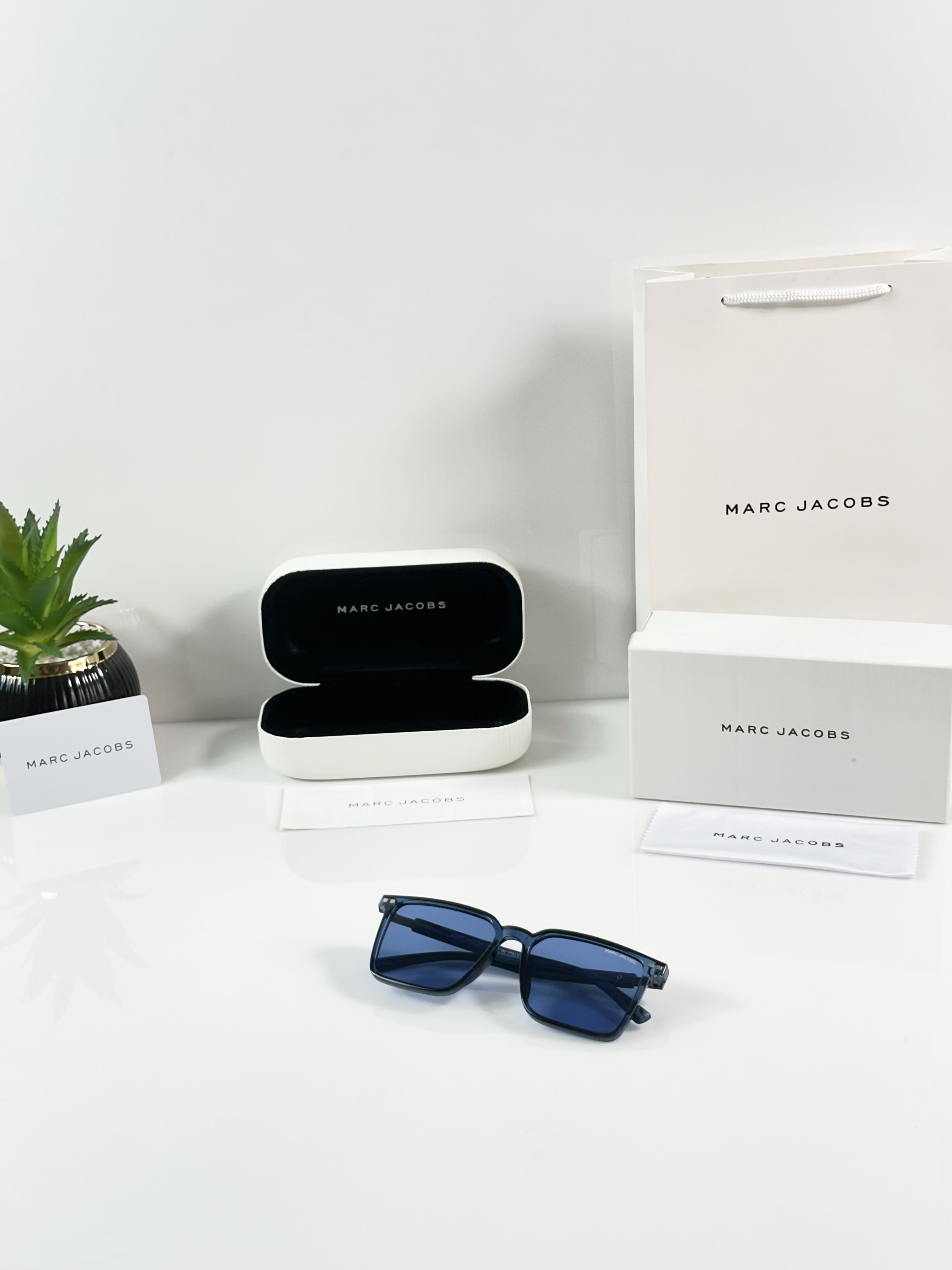 Marc Jacobs 300 Blue - Image 5