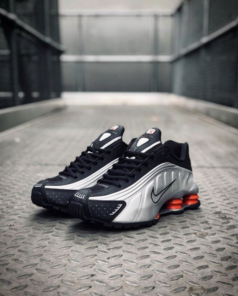 Nike Shox r4 ブラック スニーカー Nike Shox R4 “Triple Black”が国内1月17日より発売 ［HQ1988