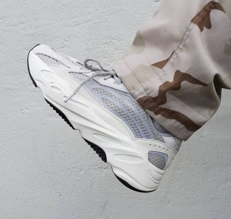 yeezy 700 v2 static reflective