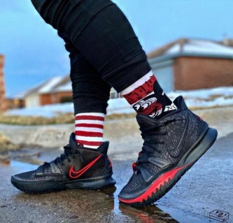 kyrie 7 noir et rouge
