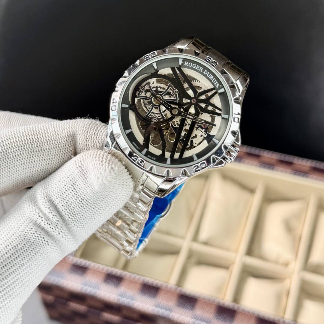 Alternative view of Roger Dubuis Automatic 017