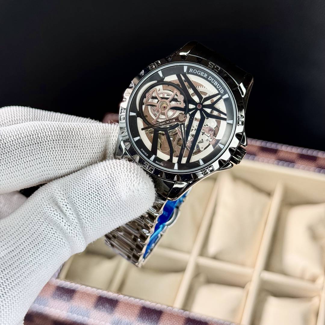 Alternative view of Roger Dubuis Automatic 017