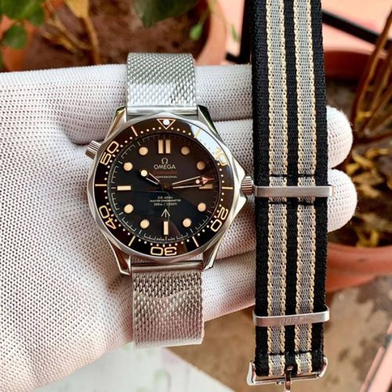 Omegha Seamaster Diver 007 Edition With Extra Strap