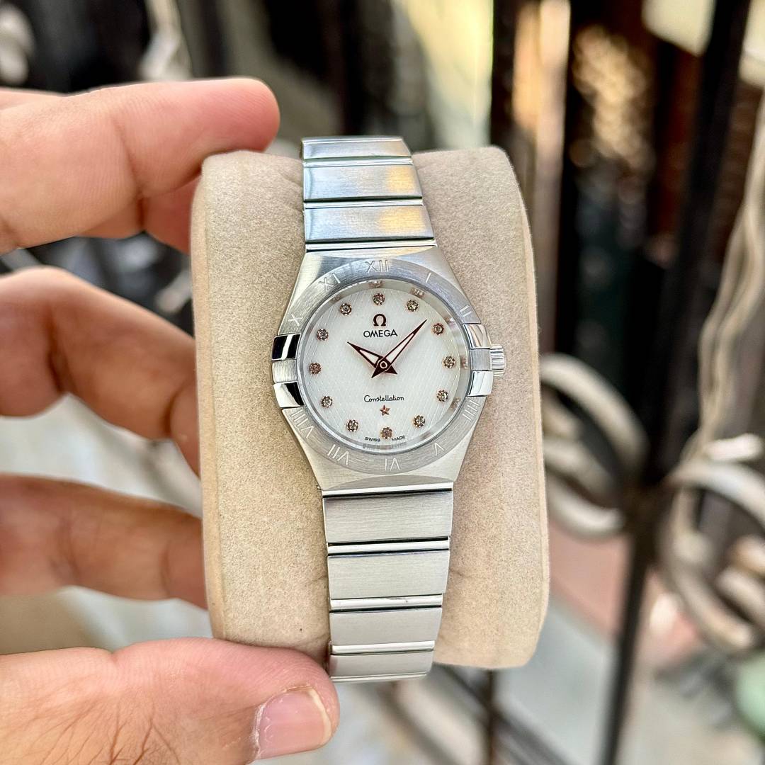 Alternative view of Omegg a Constellation silver white