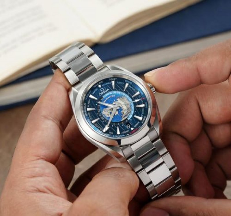 Omegha seamaster globe (back open)