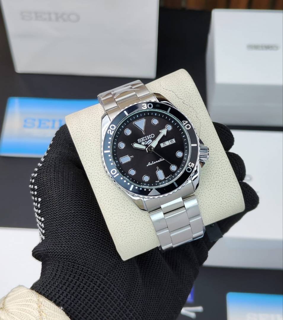 Alternative view of SEIKO AUTOMATIC M-717