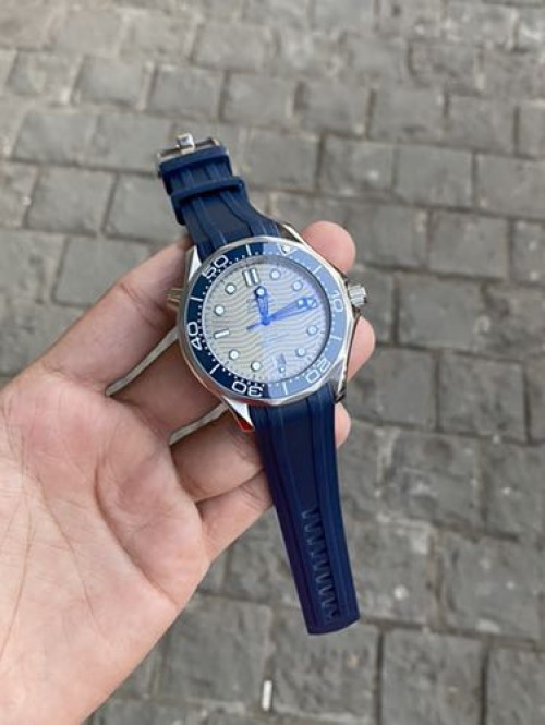 Alternative view of Omeg a Seamaster Automatic