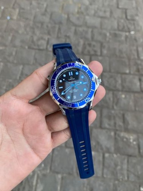 Alternative view of Omeg a Seamaster Automatic