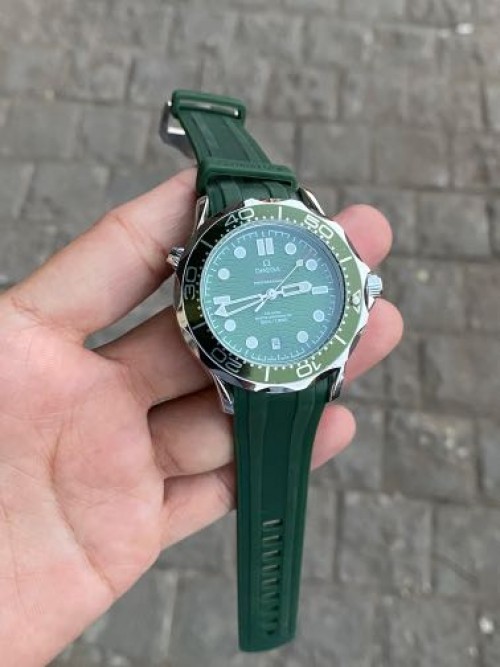 Alternative view of Omeg a Seamaster Automatic