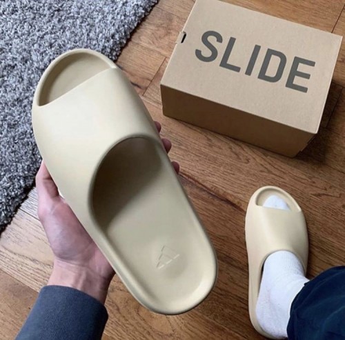 ADIDAS YEZZY SLIDE WID BOX