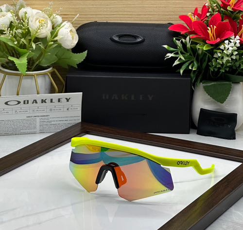 Alternative view of Oakle y Sunglass