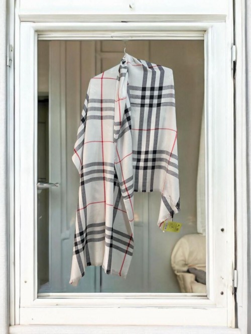 BURBERR Y STOLE WID CARRY BAG