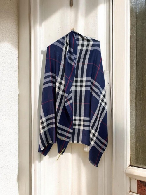 BURBERR Y STOLE WID CARRY BAG