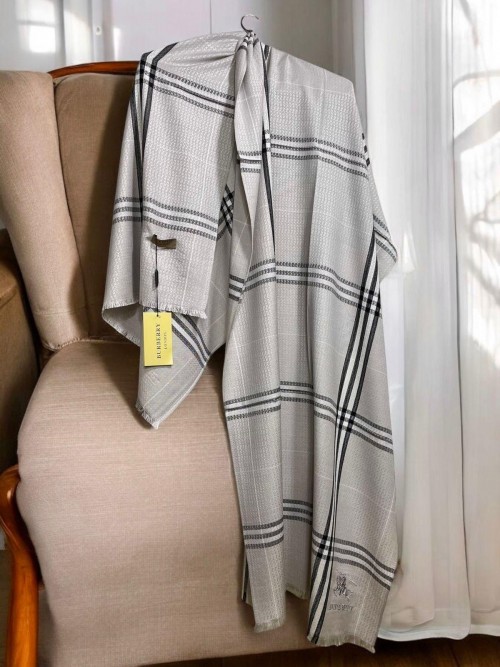 BURBERR Y STOLE WID CARRY BAG