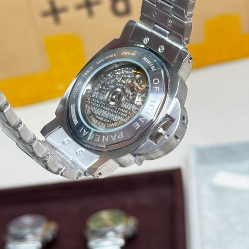 Alternative view of Luminor Panerai PAM00088 GMT