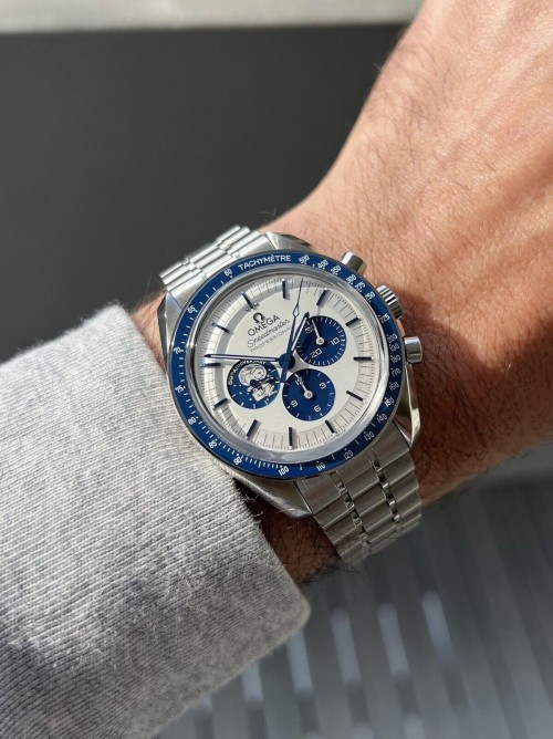 Alternative view of Omegaa Snoopy SpeedMaster Professional Automatic