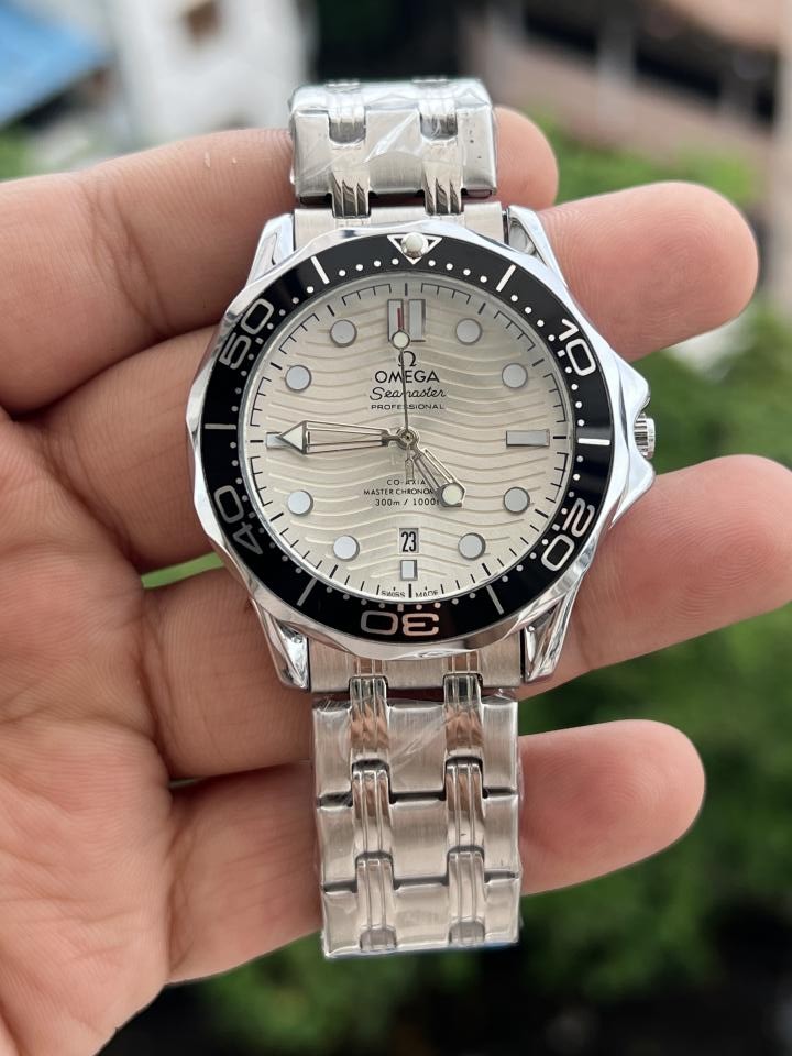 Alternative view of OMEG-A SILVER WHITE DIAL