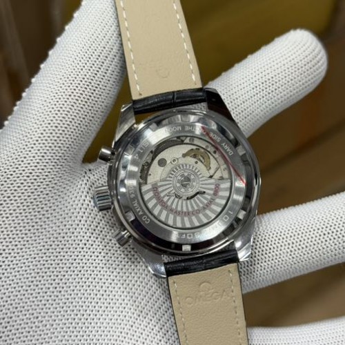 Alternative view of OMEGA SpeedMaster Moonphase Automatic