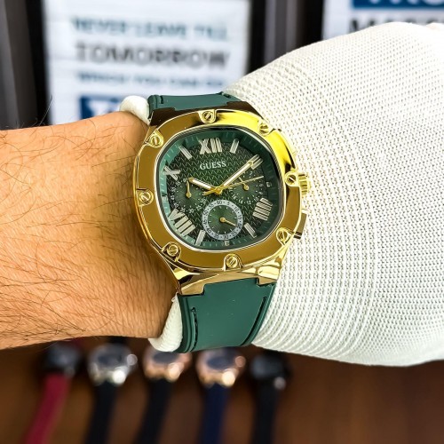 Alternative view of Guess Green Gold