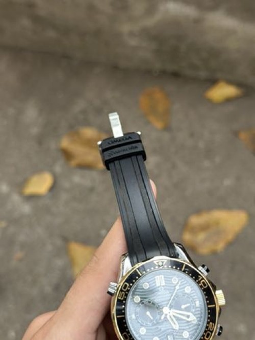 Alternative view of OMEGA SEAMASTER DIVER 300M