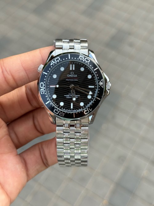 Alternative view of Omeg A Seamaster Automatic
