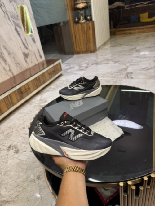 NEW BALENCEE uelCell Rebel v5 running shoe in black and silver