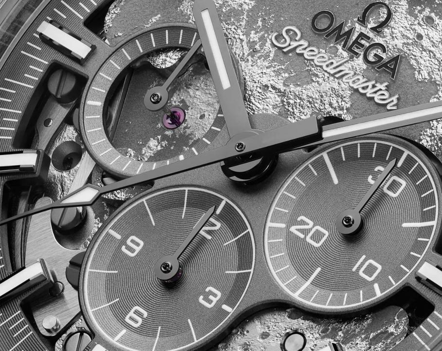 Alternative view of Omegg a  Speedmaster Dark Side of the Moon