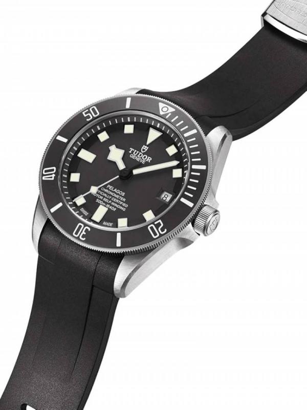 TUDO R PELAGOS RUBBER STRAP AUTOMATIC BLACK 260