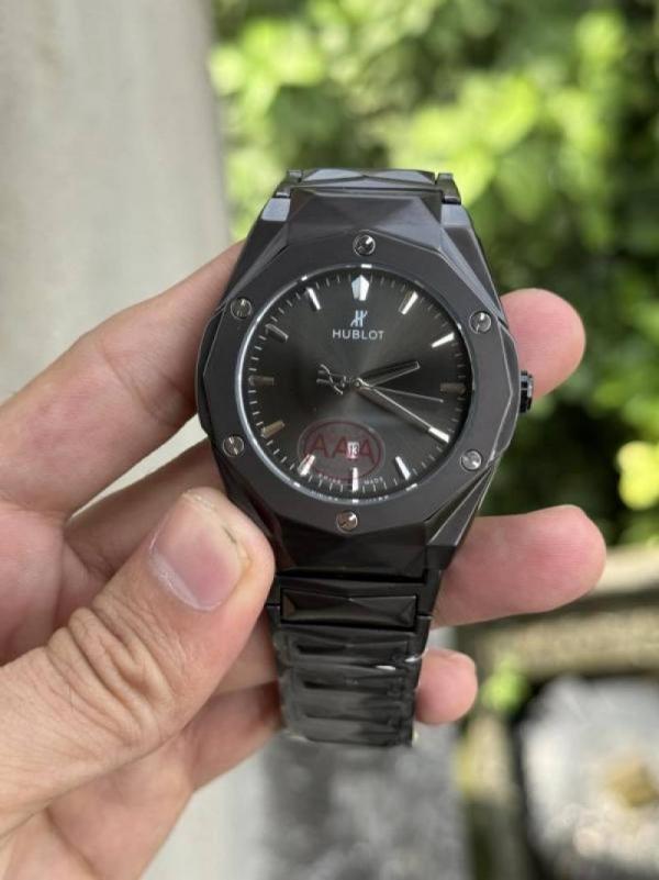 Alternative view of Hublot Bigbang Quartz Metal Black