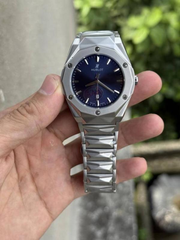 Alternative view of Hublot Bigbang Quartz Metal Blue
