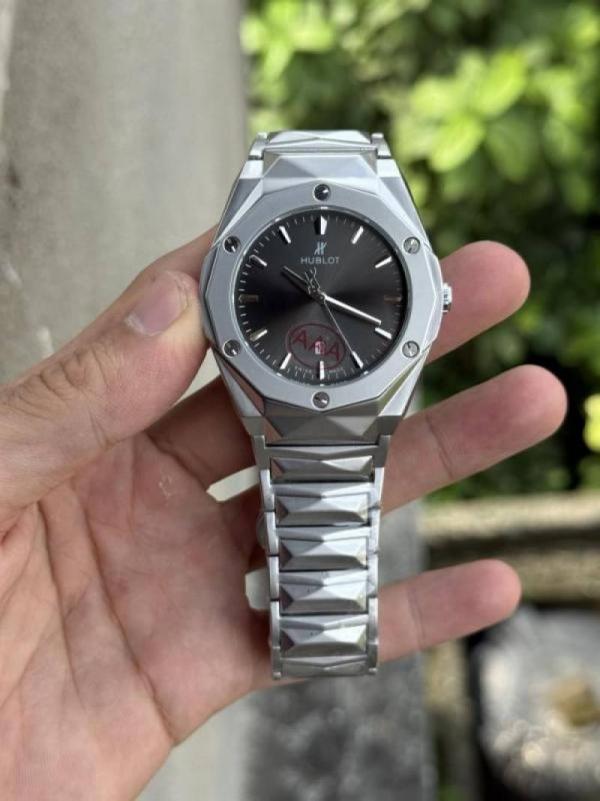 Alternative view of Hublot Bigbang Quartz Metal Grey