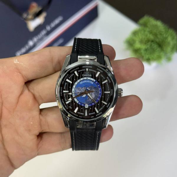 Alternative view of Omeg Seamaster Aqua Terra World Map ( Swift Movement )